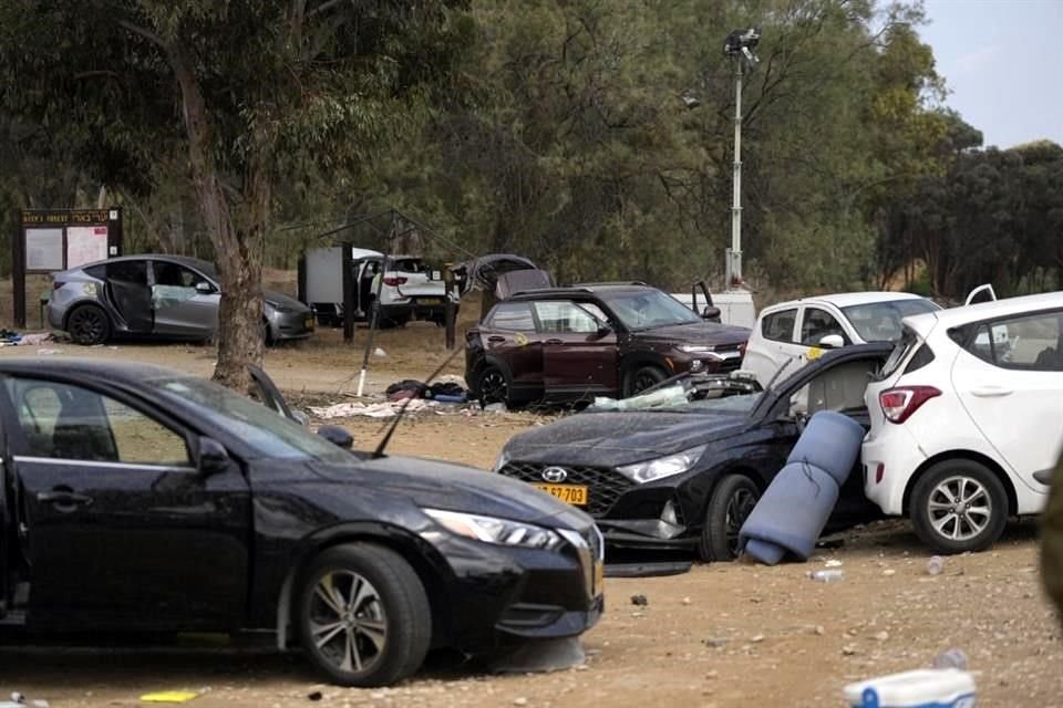 Vehículos dañados en la zona de un festival de música cerca del kibbutz Re'im, cerca del muro fronterizo con la Franja de Gaza.