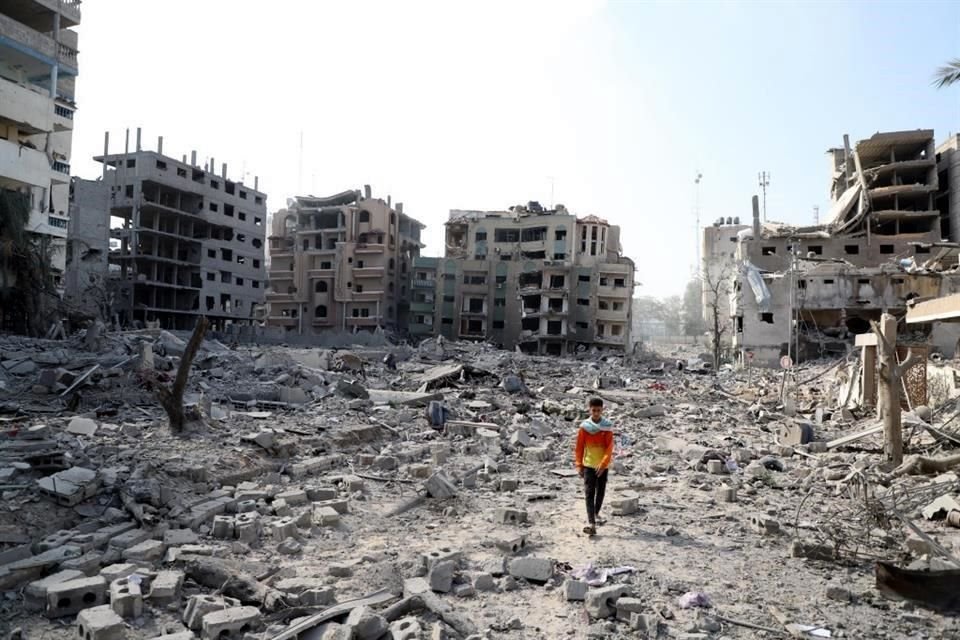 Edificios destruidos tras un ataque aéreo israelí, en la Ciudad de Gaza.