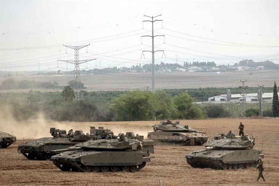 Un grupo de tanques israelíes avanza en la frontera entre Israel y Gaza.