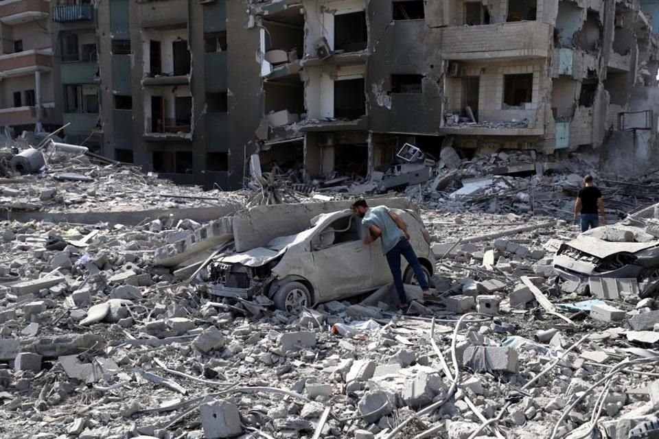 Un hombre inspecciona un vehículo dañado en Gaza.