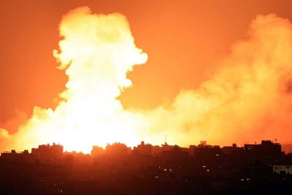 Explosiones iluminan el cielo durante un ataque israelí en Gaza.