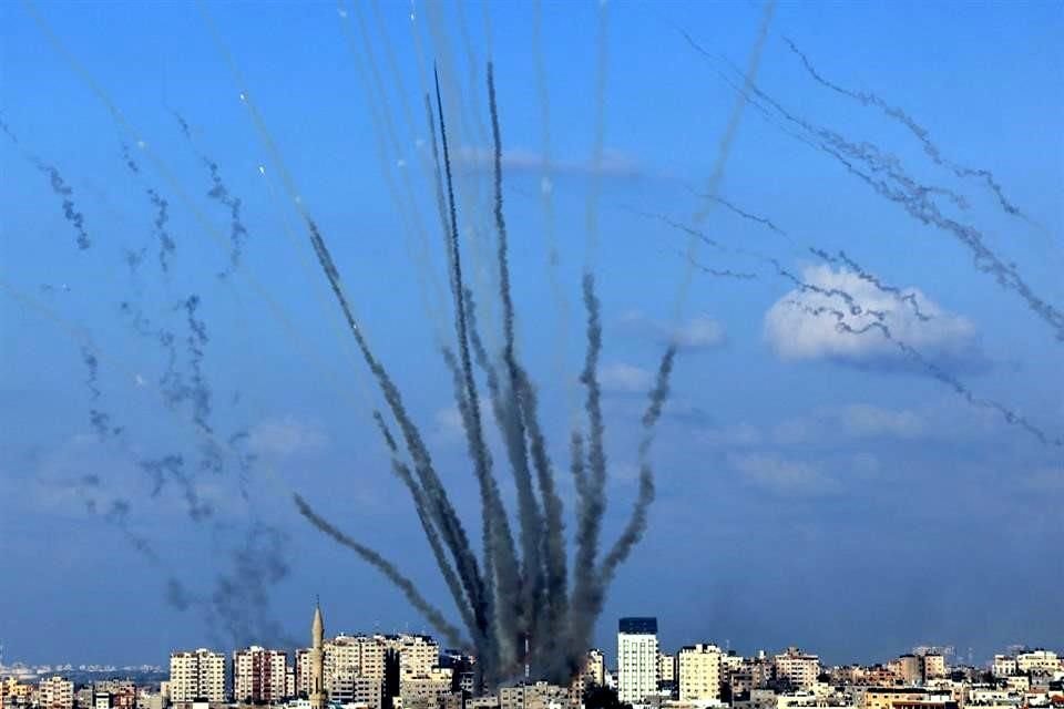 Momento del impacto de cohetes en una zona Gaza.