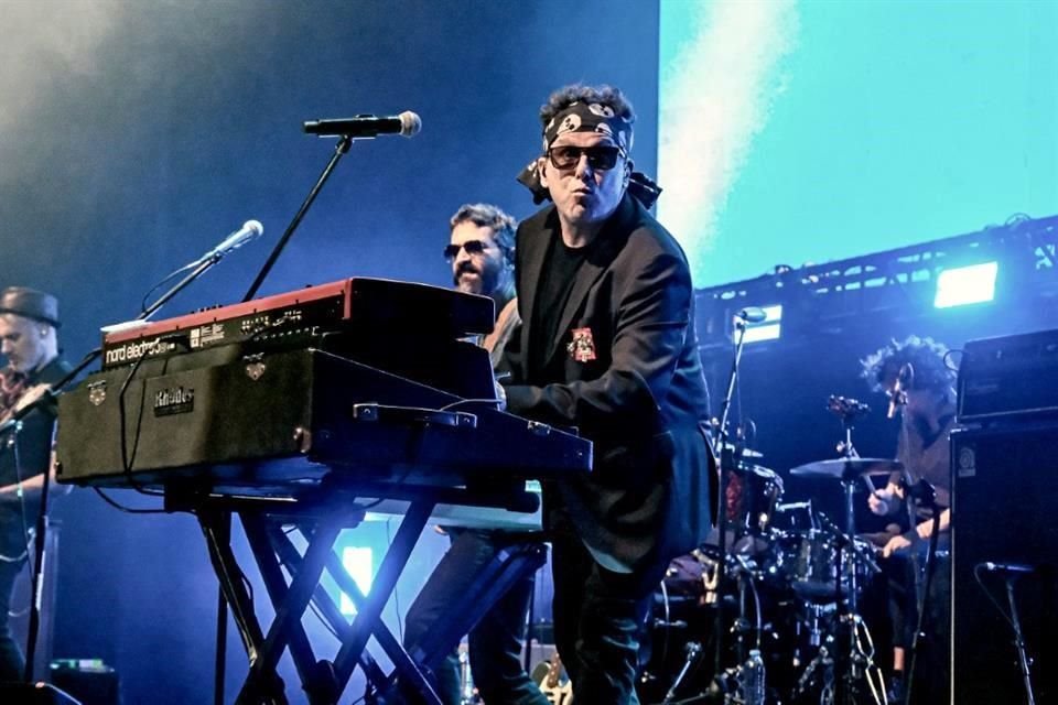 El argentino Andrés Calamaro llenó el Teatro Metropólitan de la CDMX en el primero de dos shows con un repertorio de sus más grandes éxitos.