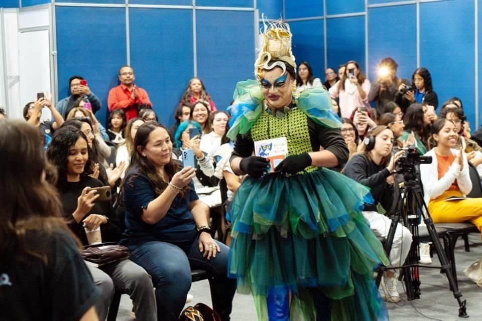 Lilith Bardo dio lectura a textos infantiles en la feria librera y convocó a una manifestación pacífica en protesta.