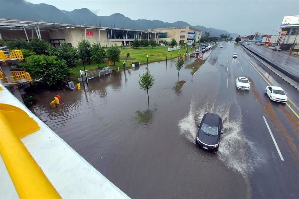 Una lateral de la Carretera Nacional fue cerrada ayer a la altura de Esfera, al sur de Monterrey, tras inundarse durante las lluvias y taparse un drenaje pluvial.