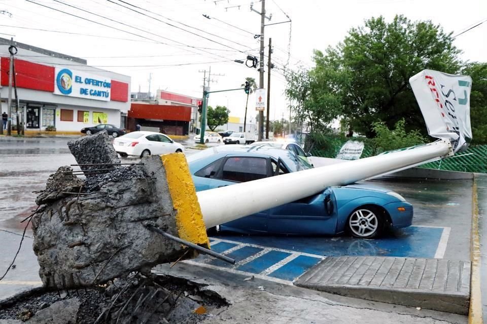 El auto de Marcos Aln Fraire Prez fue aplastado por un poste que cay en la maana.