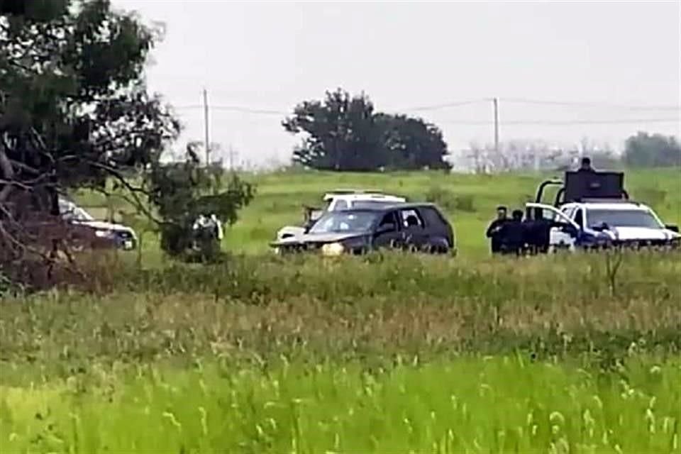 Agentes estatales revisan un predio tras la persecución de un convoy armado.