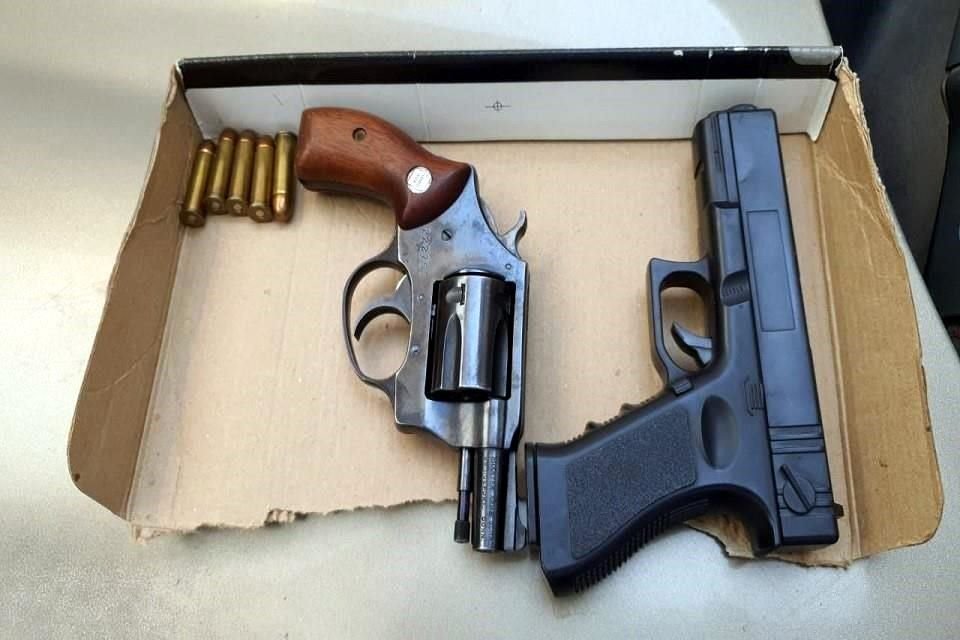 'Se les aseguraron dos armas de fuego, un revólver con cinco cartuchos útiles y una tipo escuadra', informó el Ayuntamiento. 
