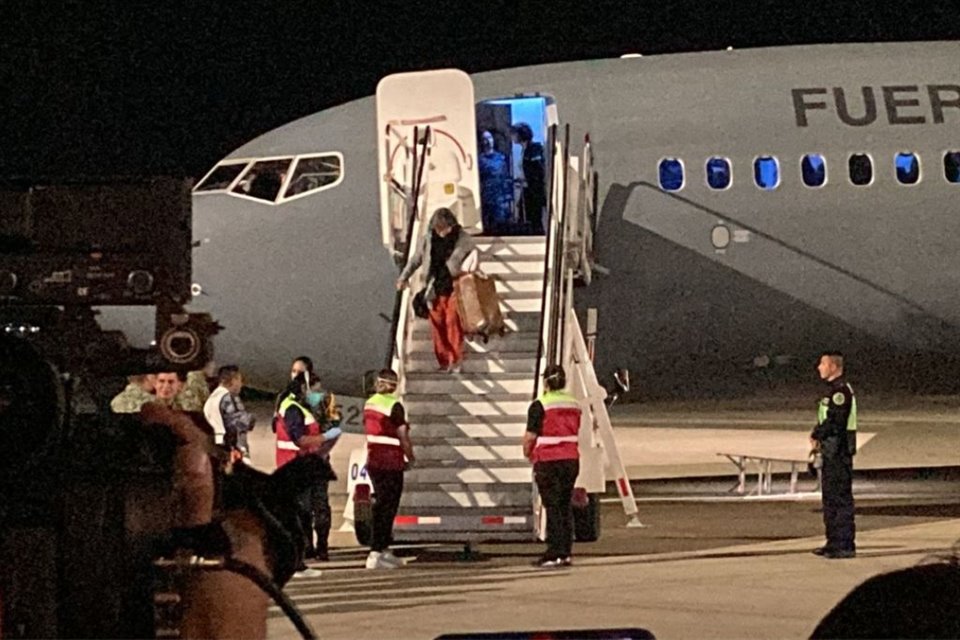 A las 19:05 aterrizó en la Base Aérea de Santa Lucía, Edomex, el primer avión que partió de Israel con 135 mexicanos repatriados en medio de conflicto bélico