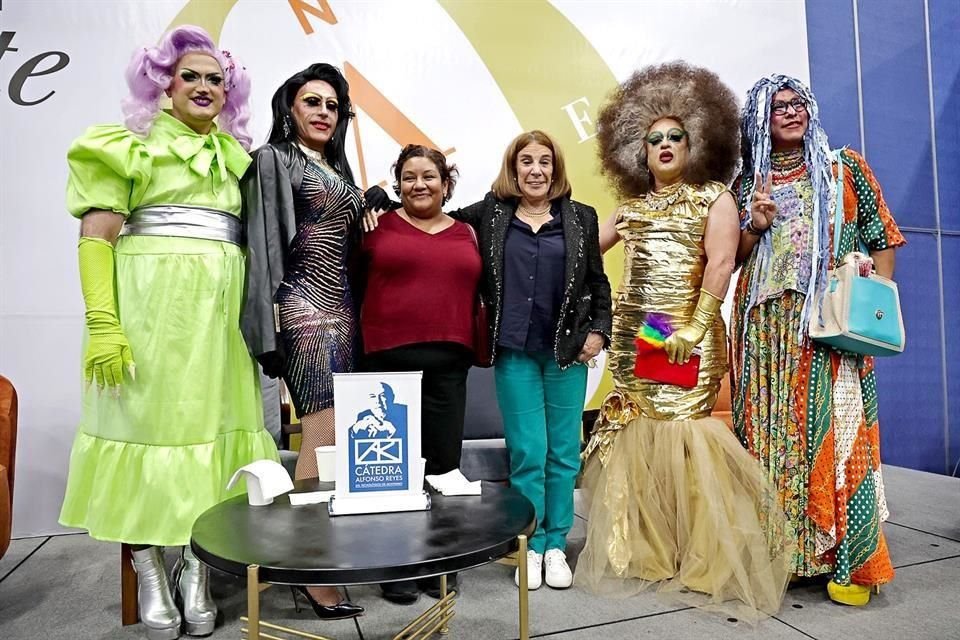 Integrantes de Percha LGBT+ fueron invitadas al centro cultural por Sabina Berman (de chaqueta negra).