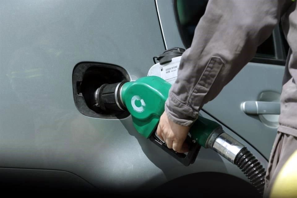 Para la gasolina regular se estarán cobrando 6.45 pesos de IEPS por litro.