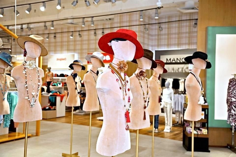 Cerca de 40 mujeres se reúnen en un brunch a beneficio de Cruz Rosa ABP, en donde escuchan un testimonio de vida y adquieren accesorios para apoyar a la causa