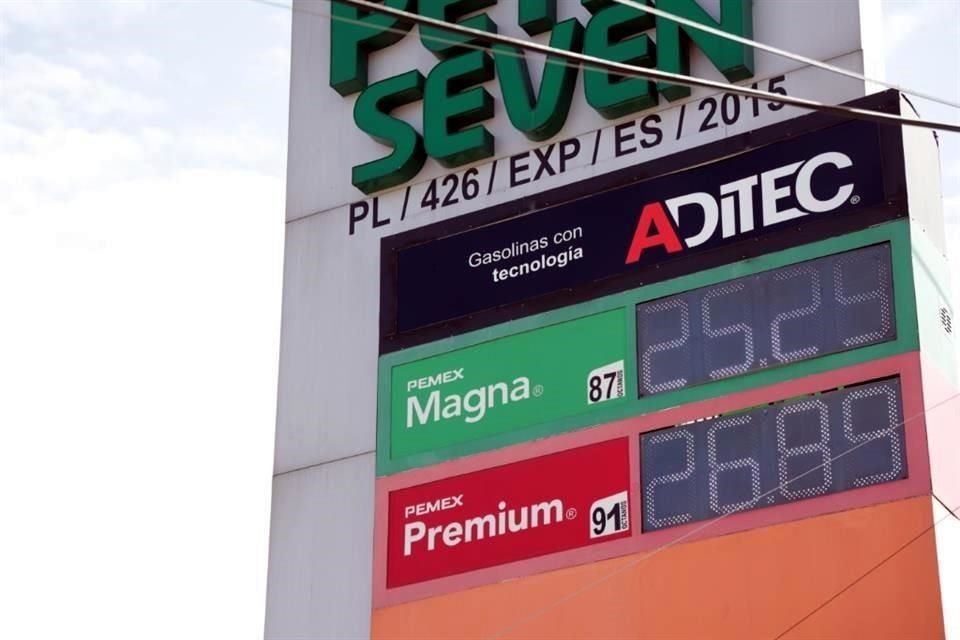 La cuota que los conductores pagarán hasta el 10 de enero por cada litro de gasolina magna que adquieran será de 6.2252 pesos, mientras que por cada litro de diésel la cuota será de 7.0683 pesos