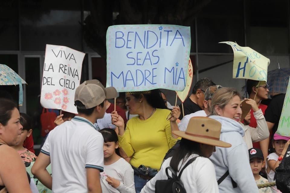 La devoción era expresada con cánticos, porras y hasta pancartas.