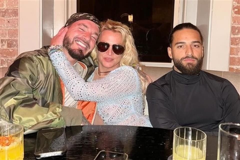 Britney Spears disfrutó de una cena con Maluma y J Balvin, en Nueva York, previo al lanzamiento de su libro de memorias.