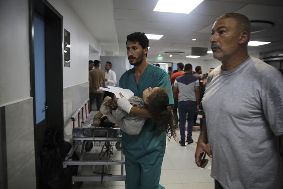 Persona médico traslado a infantes heridos por bombardeos israelíes en la Franja de Gaza.