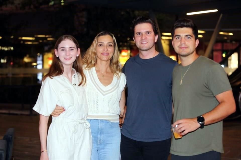 Diana Pozas, Vero Rodríguez de Clariond, Ricardo Coronado y Hugo Martínez
