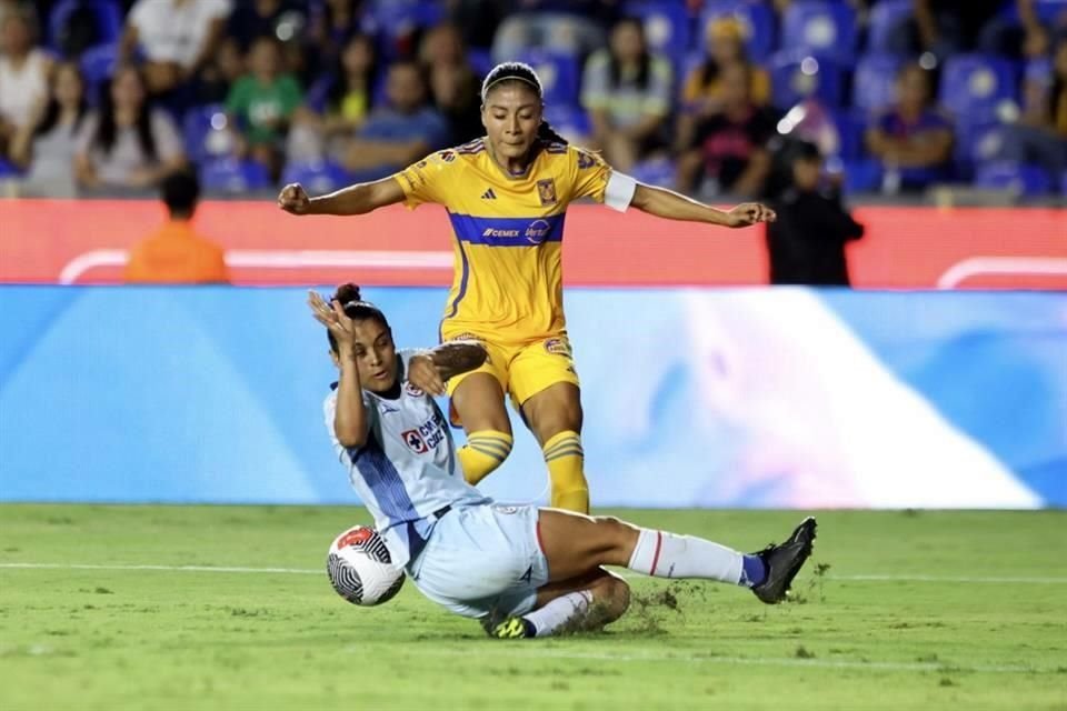 Más de las acciones del triunfo de Tigres Femenil 1-0 sobre Cruz Azul.