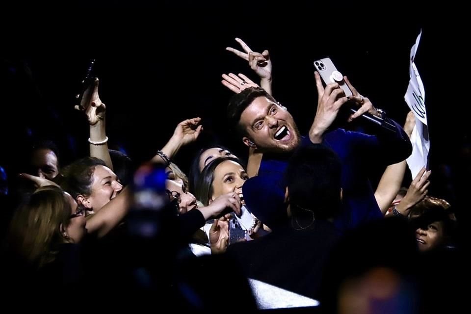 Michael Bublé armó la fiesta en su concierto en la Arena Ciudad de México, donde lució su carisma y hasta se tomó foto con sus fans.