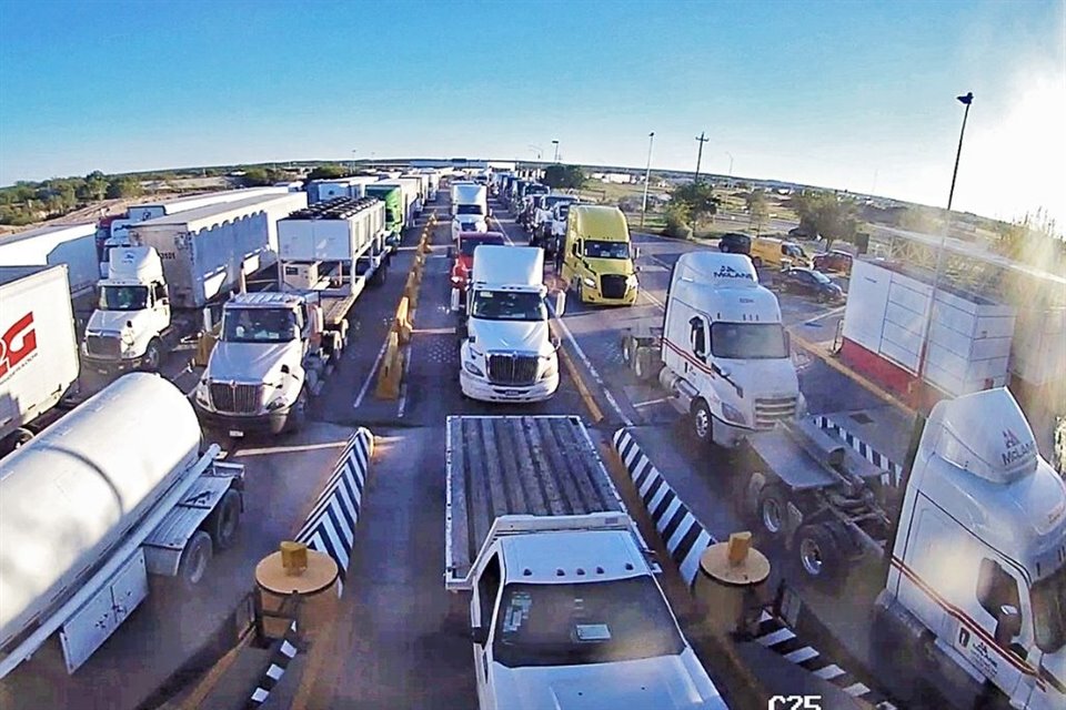 Sin aviso previo, Texas comenzó a aplicar revisiones exhaustivas al 100% de los tráileres que cruzan a EU, retrasando el tránsito por el único paso internacional de NL. En la foto, el tráfico en el Puente Colombia.