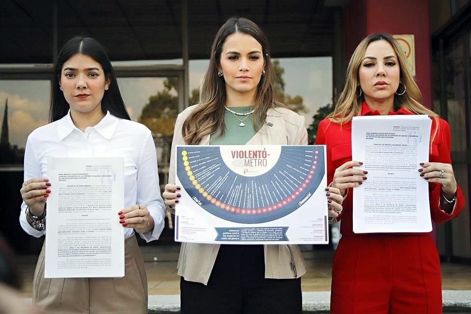 La panista Cecilia Robledo (izq.) y las priistas Lorena de la Garza y Perla Villarreal presentaron la denuncia en el INE.