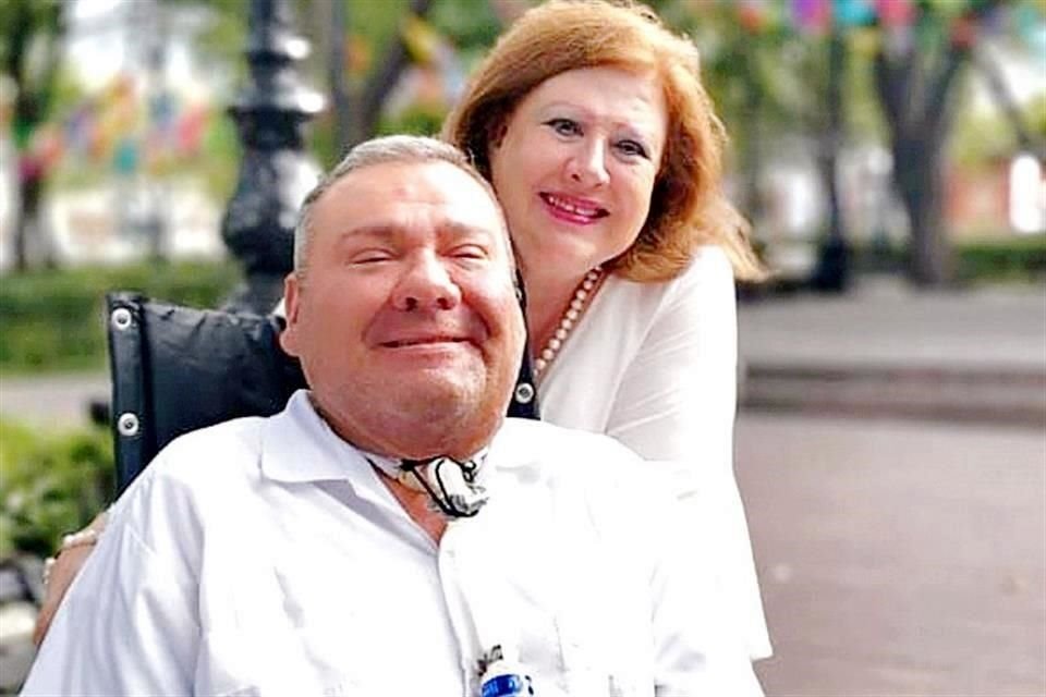 Juan Ángel Ruiz y Juany Cantú, su mamá, cuando solicitaron en agosto apoyo de la comunidad para solventar gastos médicos.