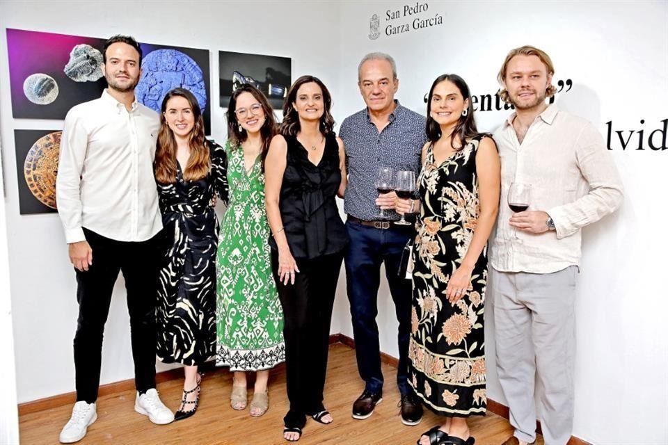 Paco Brambila, Mayela Berazaluce, Alejandra Brambila, Blanca Cantú de Branbila, Paco Brambila, Lorena Brambila y Sebastián Téllez