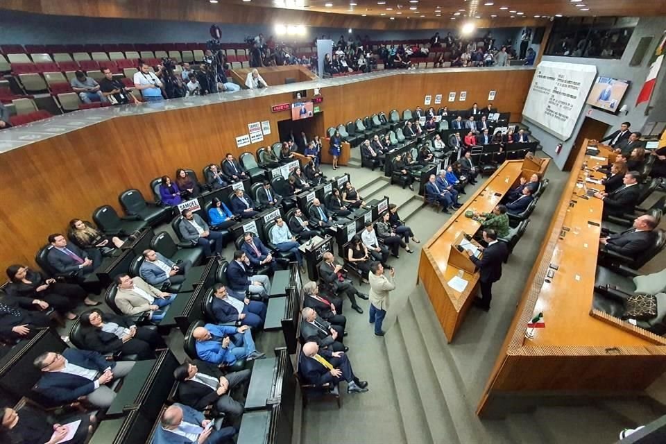 A la sesión solemne del Congreso sólo asistieron legisladores del PRI y PAN.