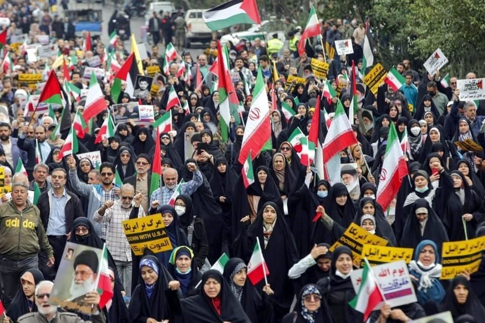 Los iraníes participan en una manifestación antiisraelí para mostrar su solidaridad con los palestinos.