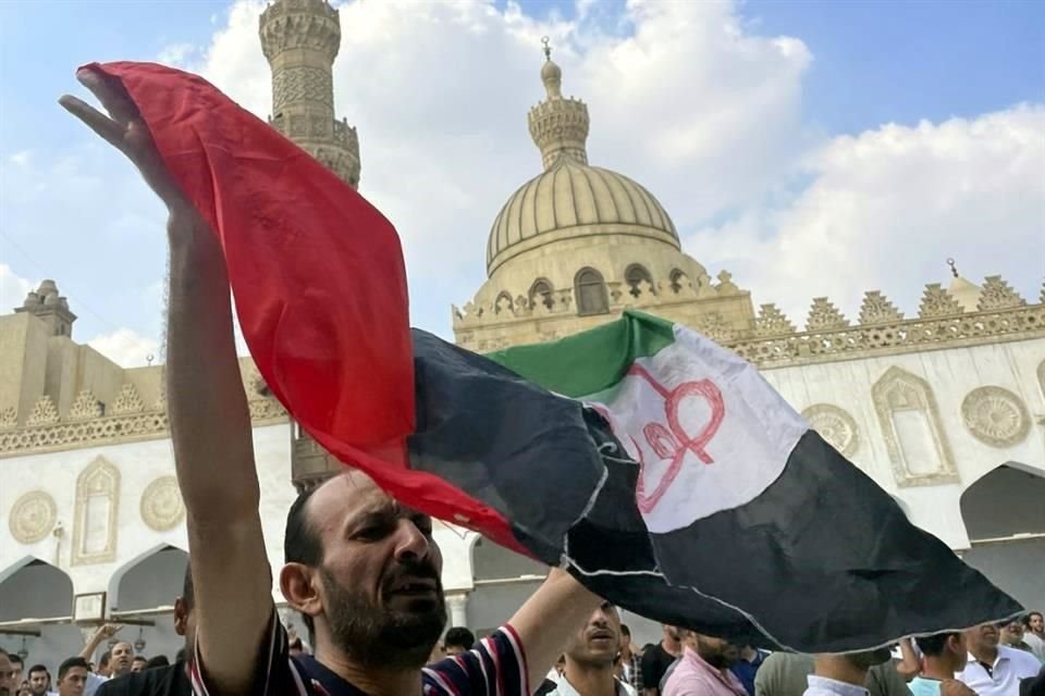 Un manifestante ondea una bandera palestina que dice 'Inundación de Al-Aqsa', después de las oraciones en la mezquita de Azhar, la principal institución islámica del mundo musulmán sunita, en Egipto.