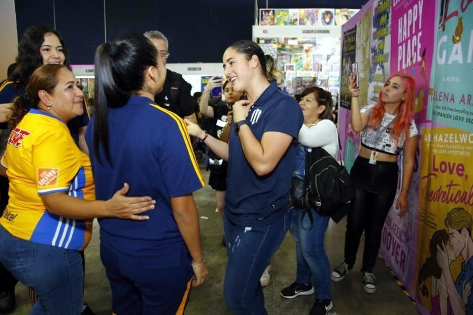 Jugadoras de amos equipos convivieron en la Feria Internacional del Libro.