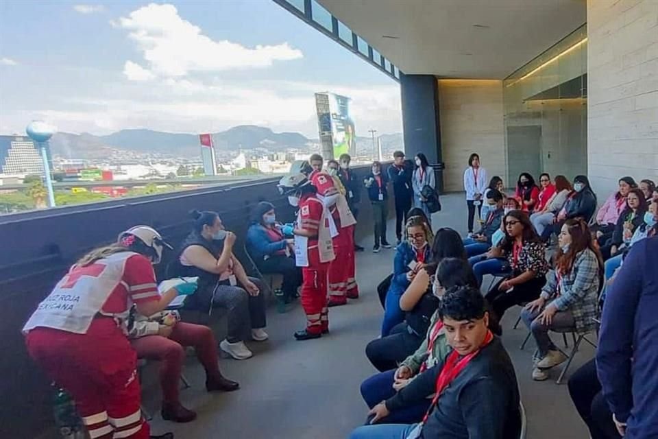 Bomberos del Municipio y paramédicos de la Cruz Roja atendieron a 50 personas dentro de la Plaza Sentura por intoxicación de gas fumigante.