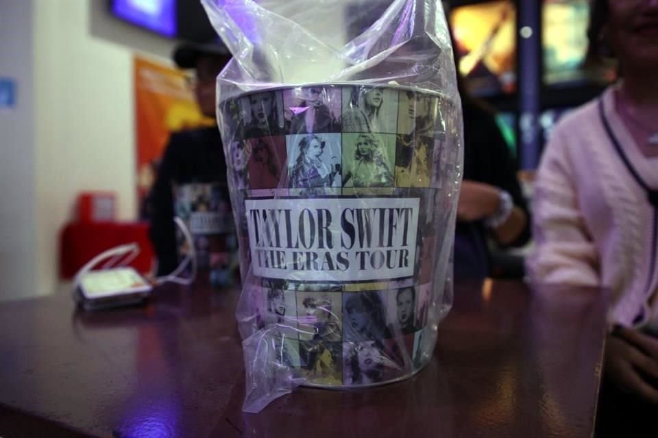 Fans de Taylor Swift llenan las salas de cine en Monterrey, en el marco del estreno de 'The Eras Tour'.