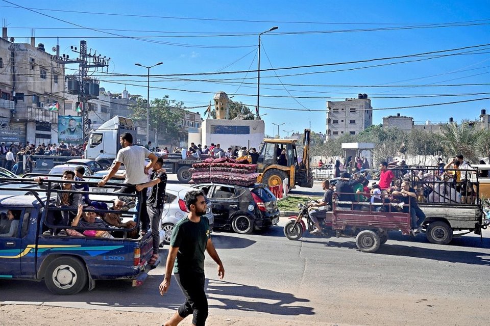 ÉXODO PALESTINO. Miles de ciudadanos huyeron del norte de Gaza, tras el ultimátum israelí.