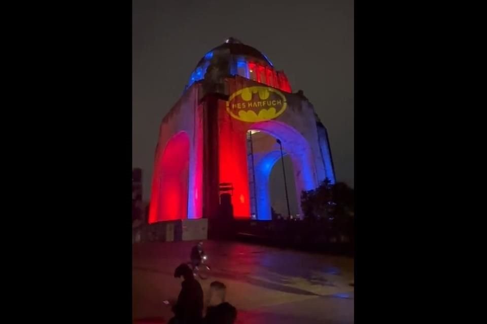 Una silueta con el logotipo de Batman y la leyenda 'Harfuch' fue proyectada sobre el Monumento a la Revolución, por simpatizantes del ex Secretario de Seguridad Ciudadana.