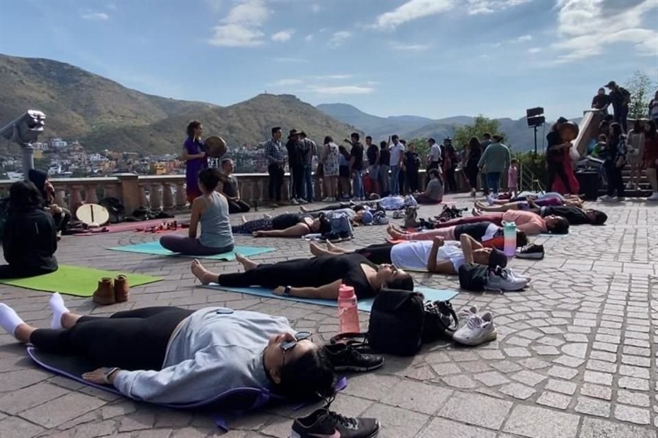 El fenómeno interrumpió una sesión de yoga y un ritual energético en lo alto del Mirador del Pípila.