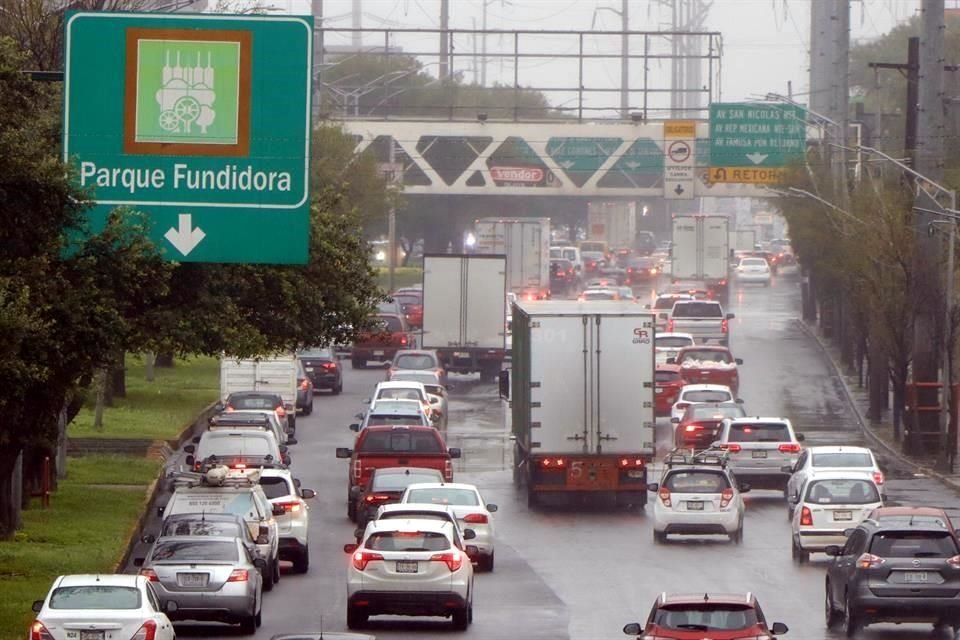 El tráfico 'inundó' las principales vialidades de la Ciudad por los encharcamientos.