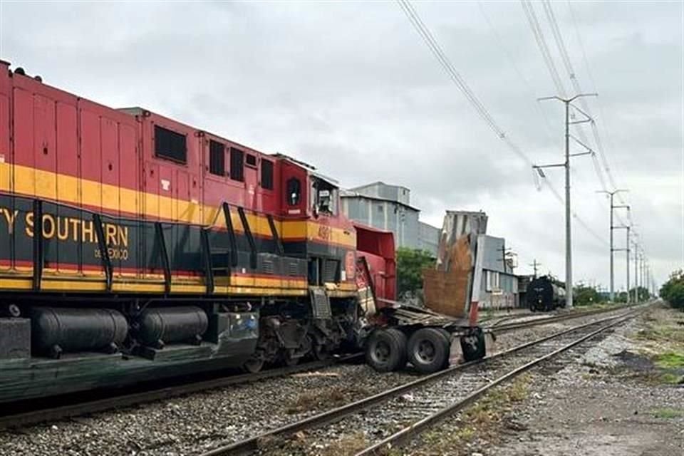 El tren impactó el tractocamión en unas vías a la altura de la Colonia Valle del Mezquital, en San Nicolás.