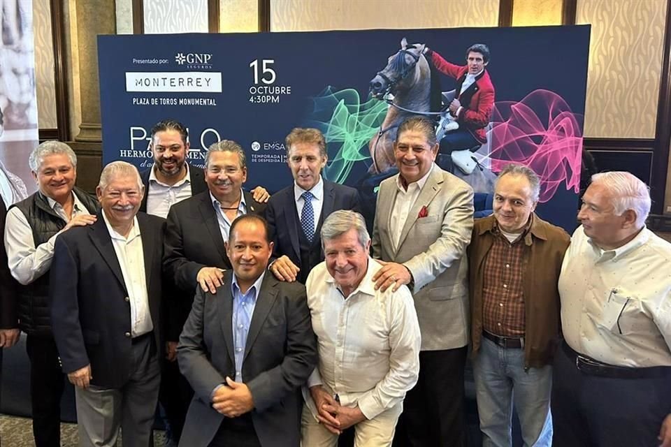 Miembros de la Peña Taurina 'El Toreo' con el rejoneador Pablo Hermoso de Mendoza (de corbata).