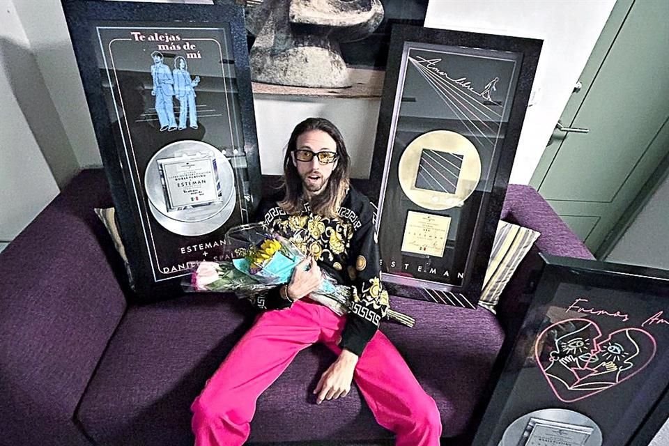 Recibió certificación de oro por su disco Amor Libre, y doble platino por las canciones 'Fuimos Amor' y 'Te Alejas de Mí'.