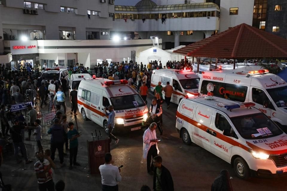 Ambulancias abarrotan la entrada del hospital de Al Shifa en Gaza.