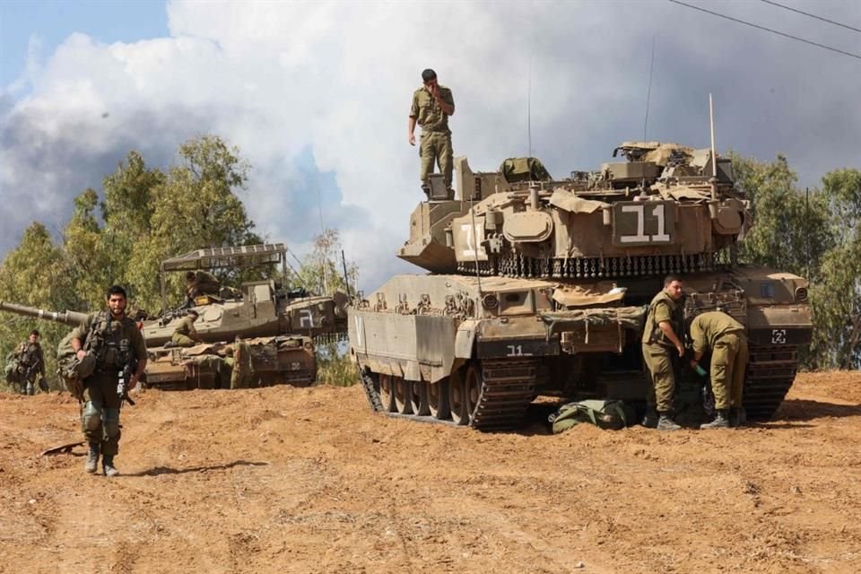 Tropas israelíes preparan armas y vehículos blindados cerca de la ciudad de Ashkelon, el 15 de octubre.