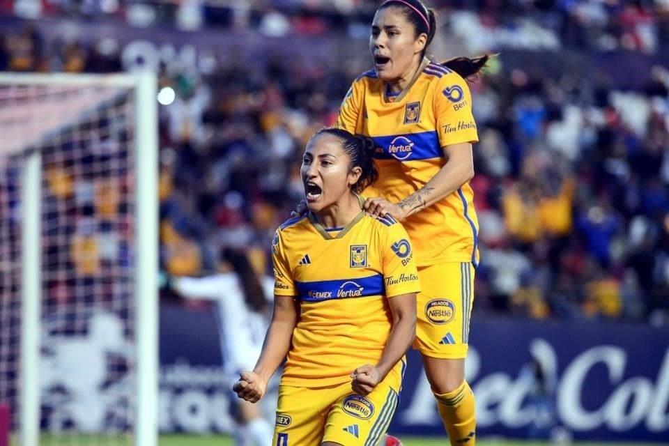 Stephany Mayor (abajo) abrió el marcador al minuto 60 en favor de Tigres Femenil.