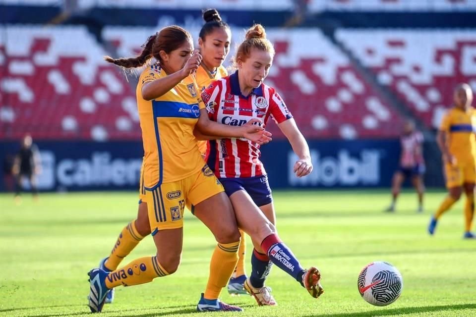 Tras dos amarillas, Jana Gutiérrez (izq.) recibió una tarjeta roja en el primer tiempo.