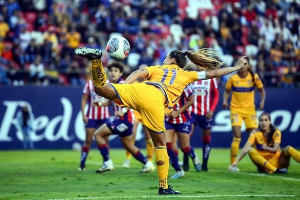 Nayeli Rangel, quien jugó de inicio, intenta en esta jugada el control del balón pese a no tener la mejor posición de su cuerpo.