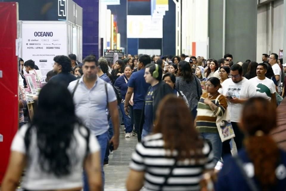 Miles de personas acudieron a Cintermex para disfrutar del último día de actividades de la Feria Internacional del Libro Monterrey 2023.