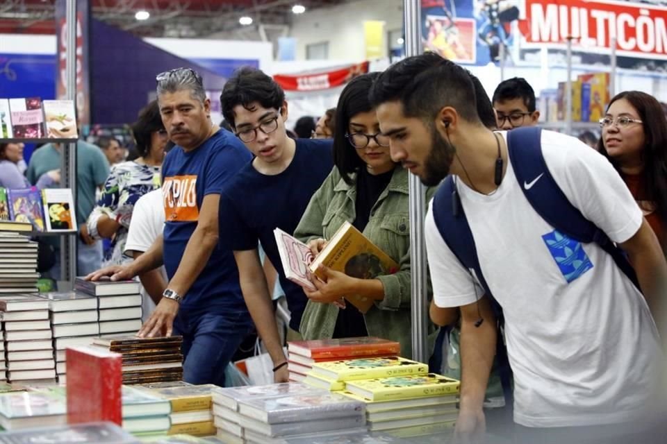 Miles de personas acudieron a Cintermex para disfrutar del último día de actividades de la Feria Internacional del Libro Monterrey 2023.