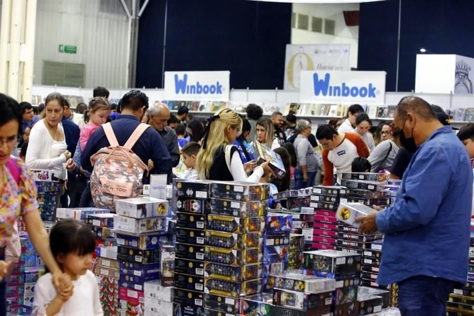 Miles de personas acudieron a Cintermex para disfrutar del último día de actividades de la Feria Internacional del Libro Monterrey 2023.