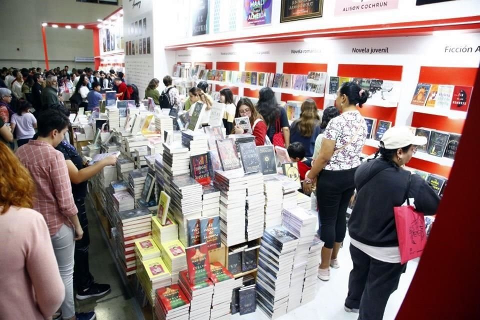 Miles de personas acudieron a Cintermex para disfrutar del último día de actividades de la Feria Internacional del Libro Monterrey 2023.