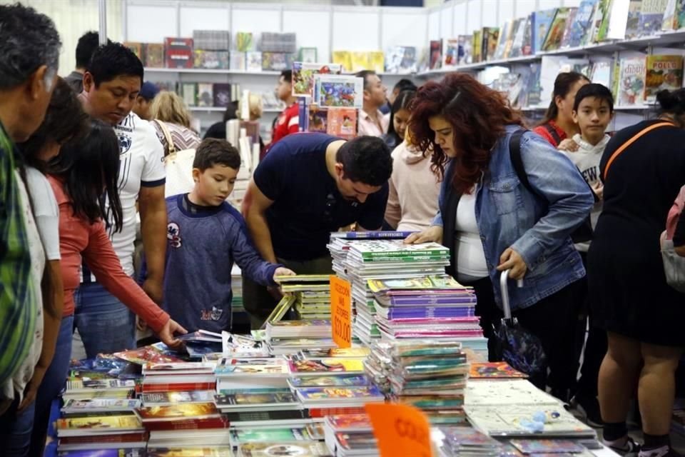 Miles de personas acudieron a Cintermex para disfrutar del último día de actividades de la Feria Internacional del Libro Monterrey 2023.